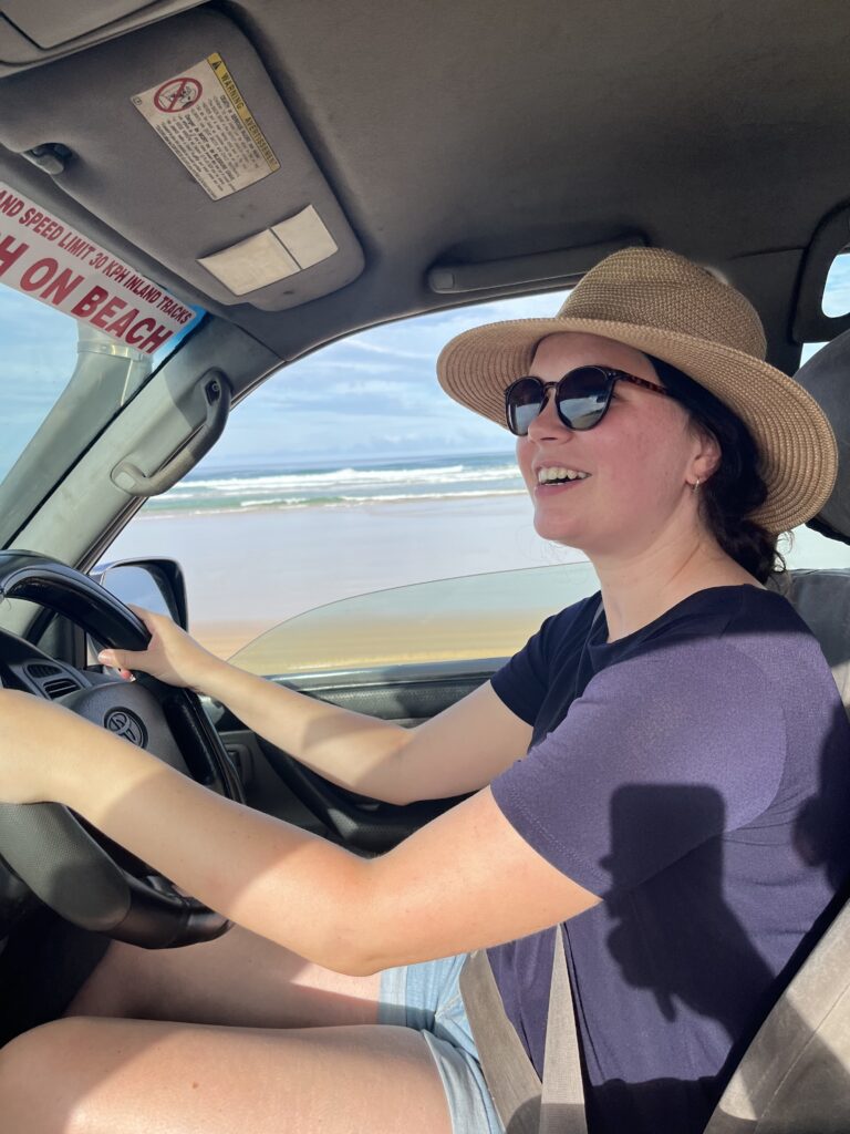 Lisanne aan het rijden op het strand