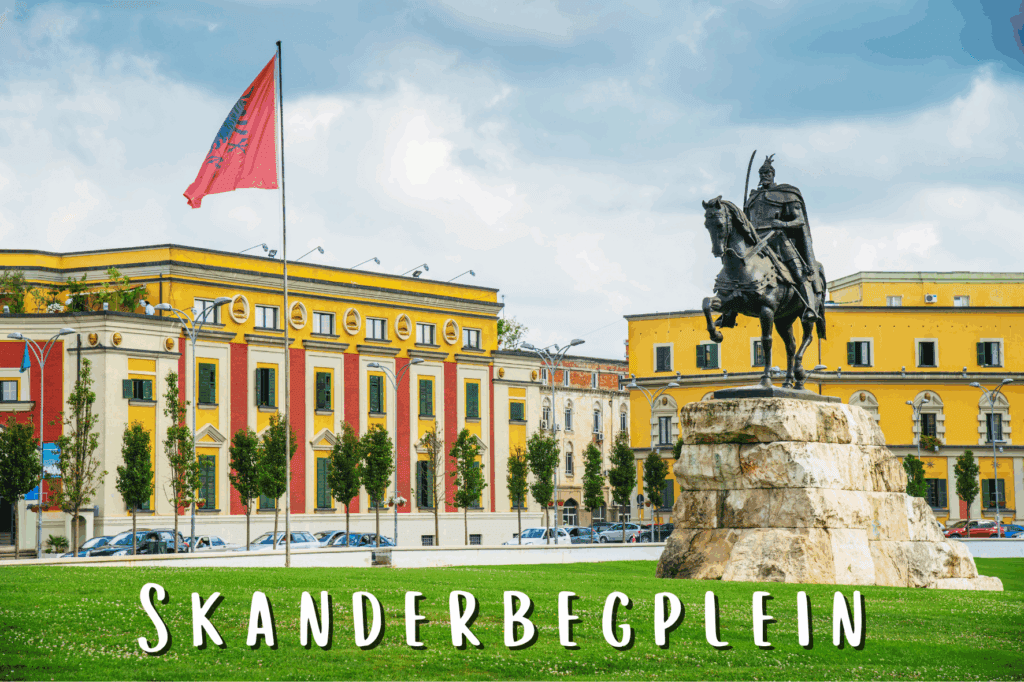 Skanderbegplein op de dag